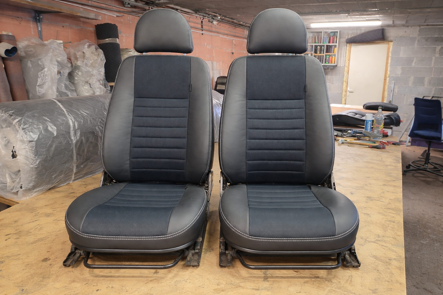 Sièges Land Rover Defender rénovés avec surpiqûres contrastées