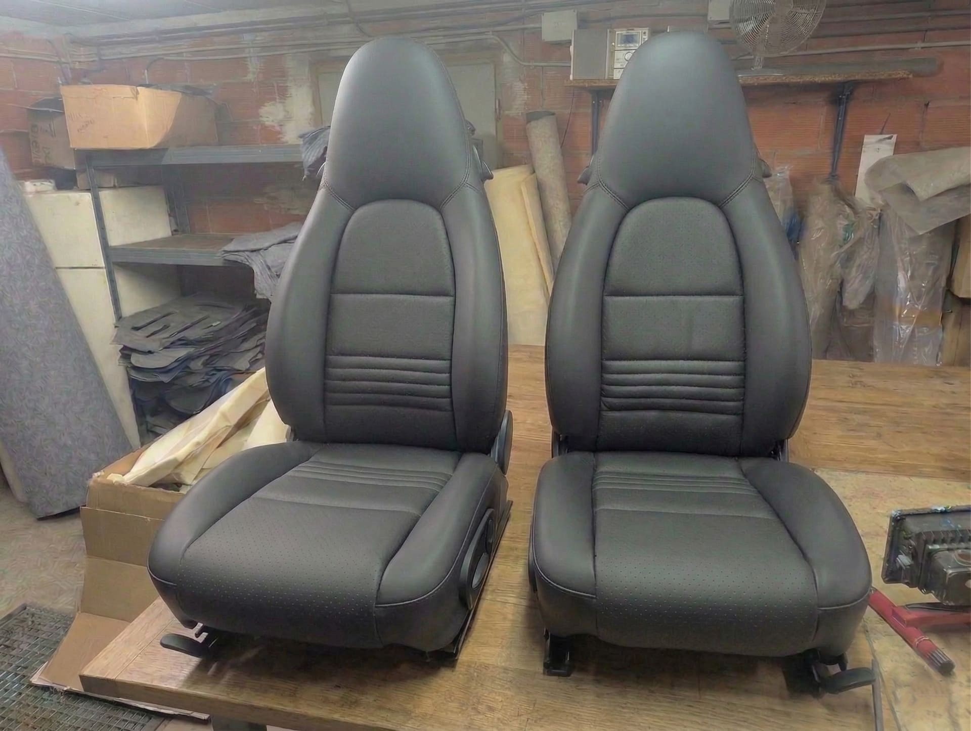 Sièges Porsche 911 en cuir et cuir perforé d'origine par SCF Sellerie