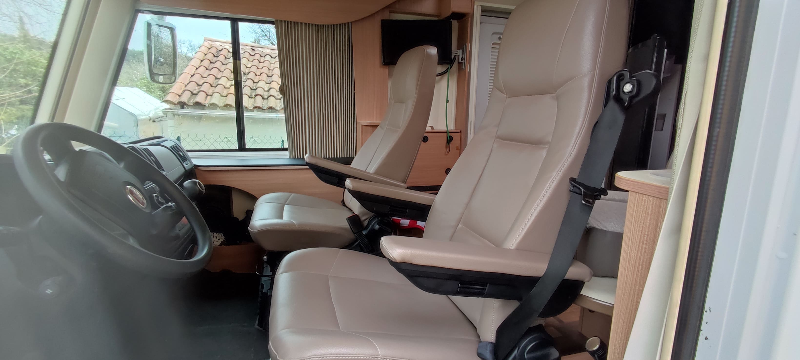Intérieur et banquettes de camping-car refaits par SCF Sellerie