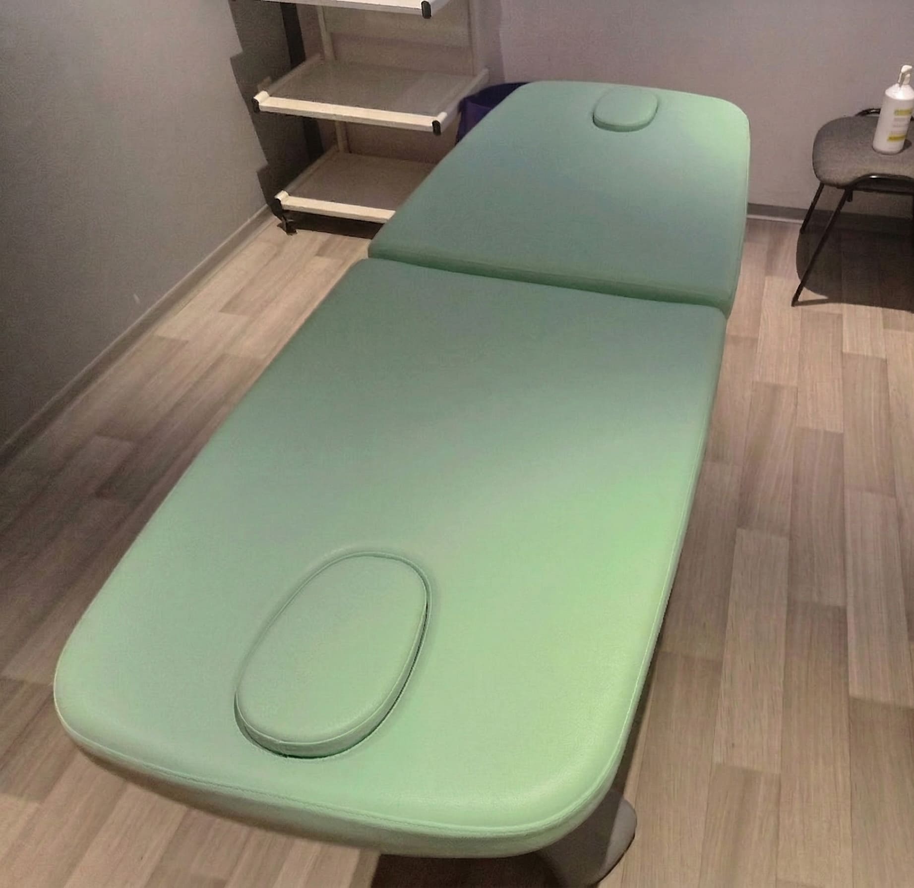 Fauteuil de soin médicalisé rénové par SCF Sellerie