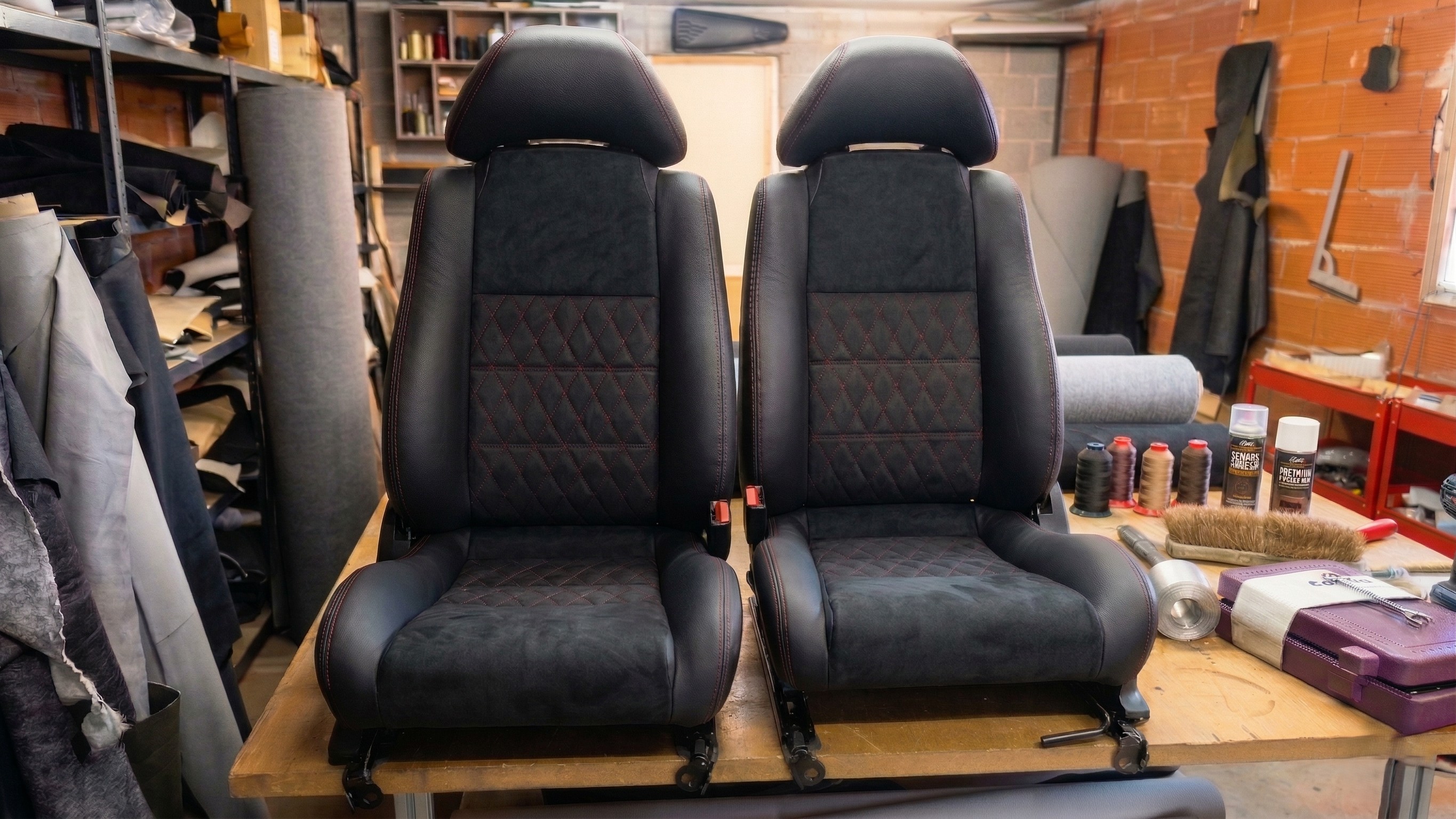 Sièges sport Toyota MR2 avec surpiqûres et finitions losanges